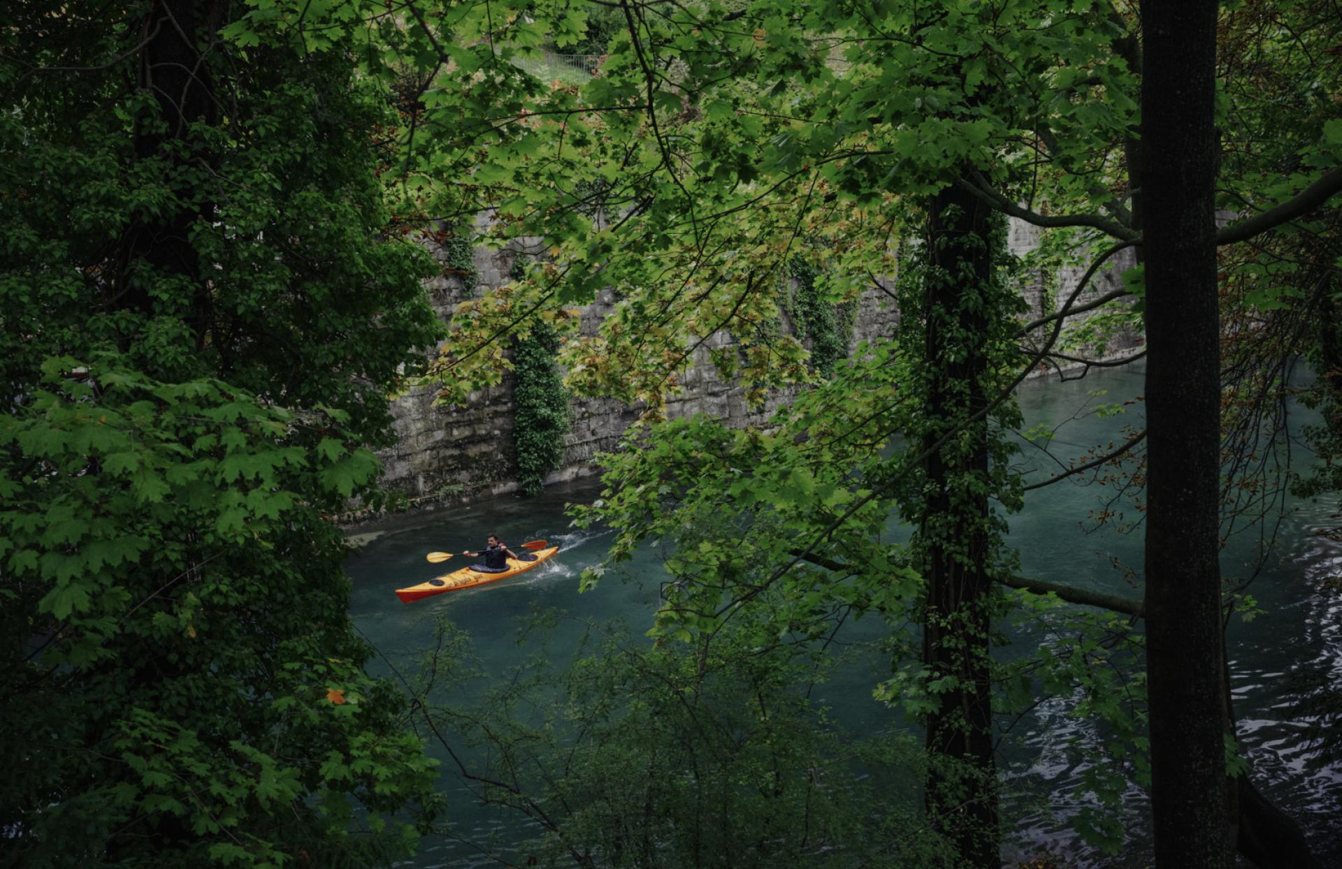 Matteo kayaking through the city of Zurich