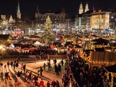 Zurich’s “Wienachtsdorf” at Sechseläutenplatz